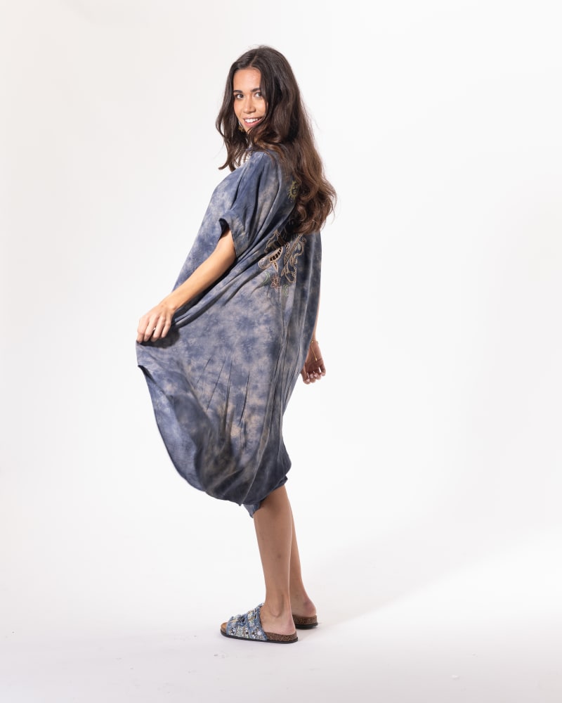 Robe brodée bleu gris Licorne Passion vue de trois quarts, tie and dye et coupe oversize