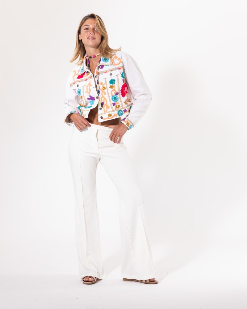 Blouson brodé blanc Licorne Passion en pied, broderies multicolores et boutons métalliques argentés