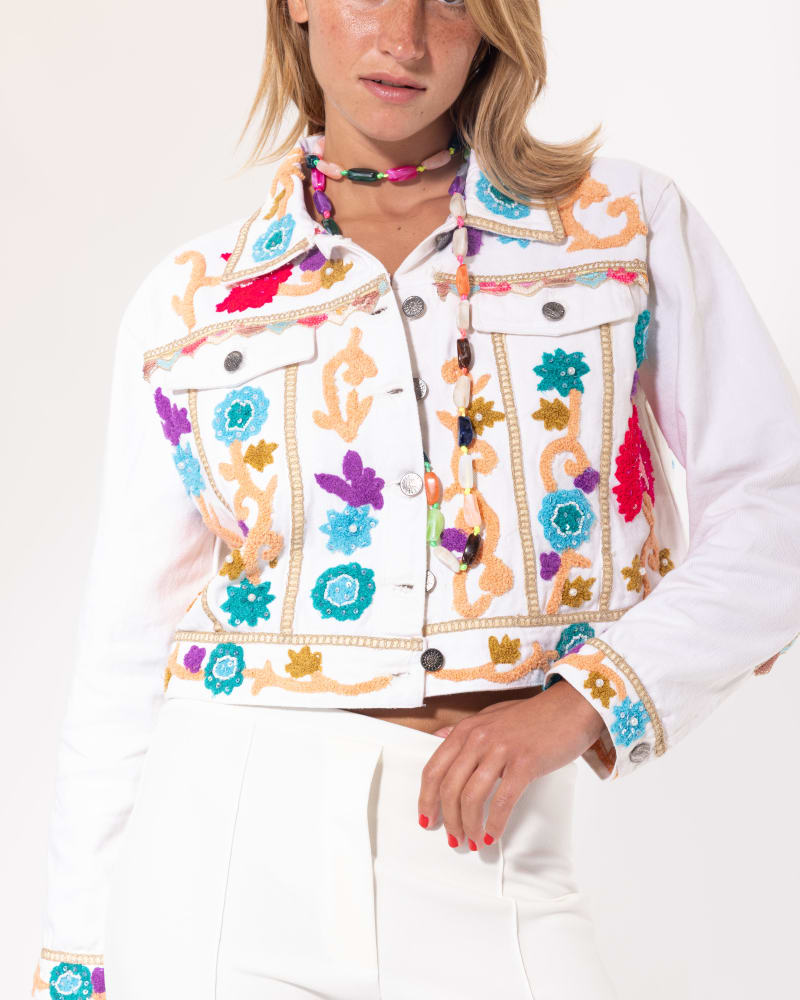 Blouson brodé blanc Licorne Passion détail des broderies multicolores florales travaillées à la main