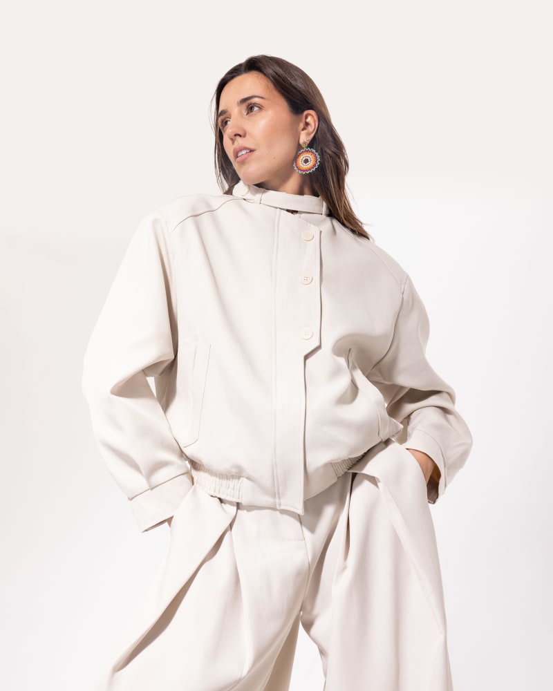 Ensemble blouson court et pantalon large beige Licorne Passion porté de face, coupe oversize et col montant