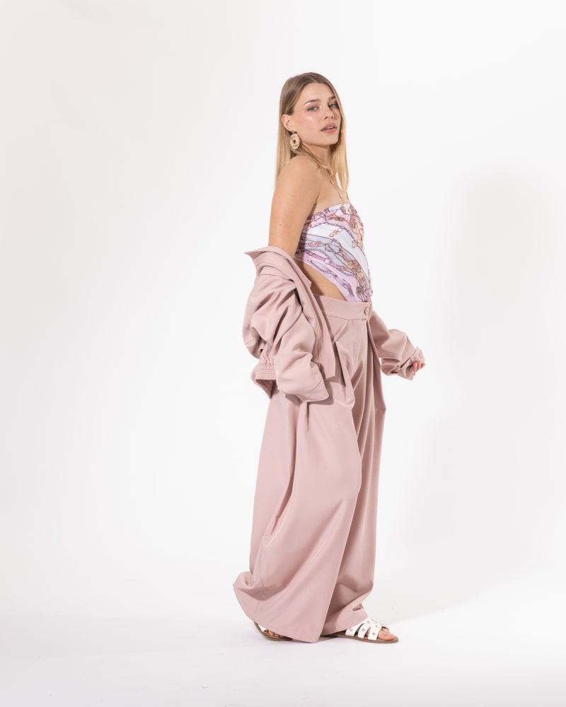 Blouson court rose poudré Licorne Passion porté de face, coupe oversize et col montant boutonné