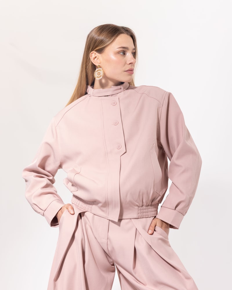 Blouson court rose poudré Licorne Passion porté de face, coupe oversize et col montant boutonné