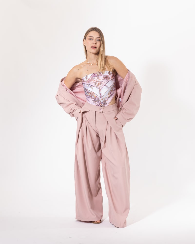 Ensemble blouson pantalon rose poudré Licorne Passion porté avec top brillant, blouson oversize et taille haute