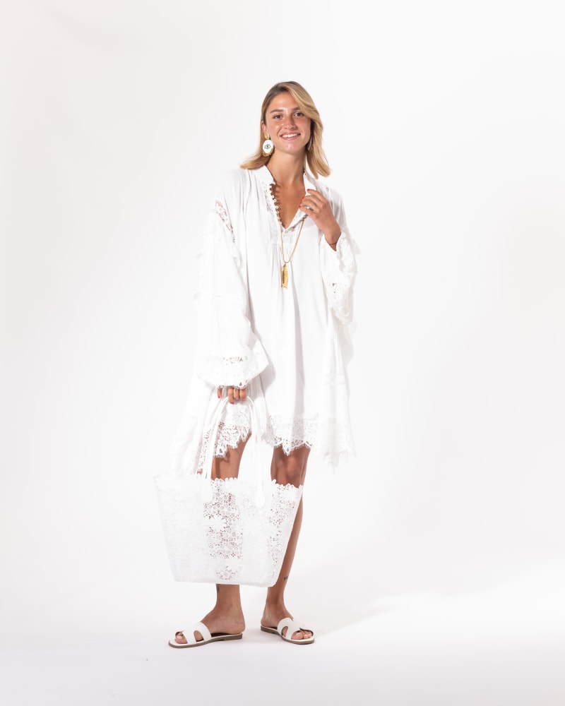 Robe tunique blanche Licorne Passion en pied, manches évasées en dentelle ajourée et col tunisien