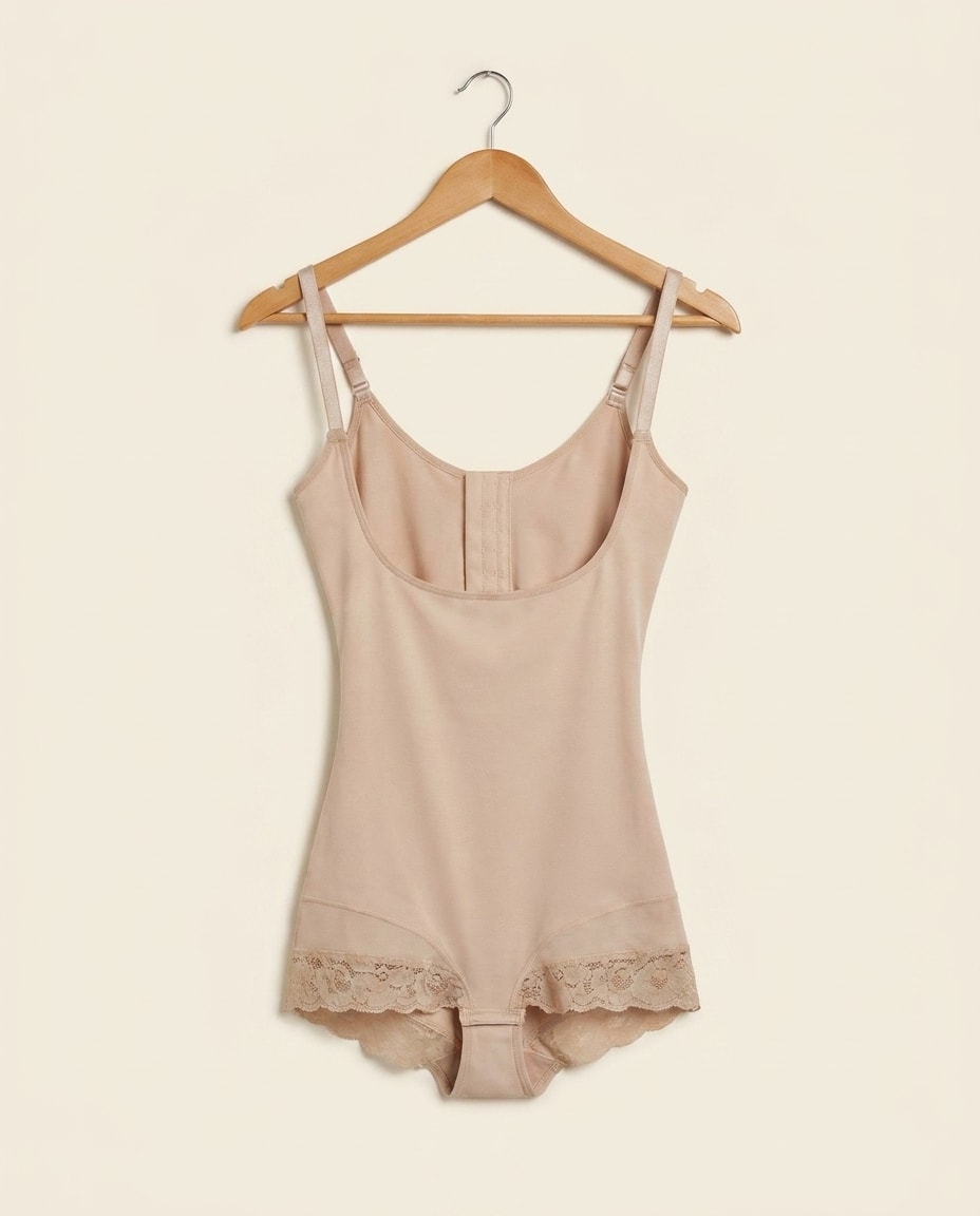 NOVA — puesto en modelo, color Beige
