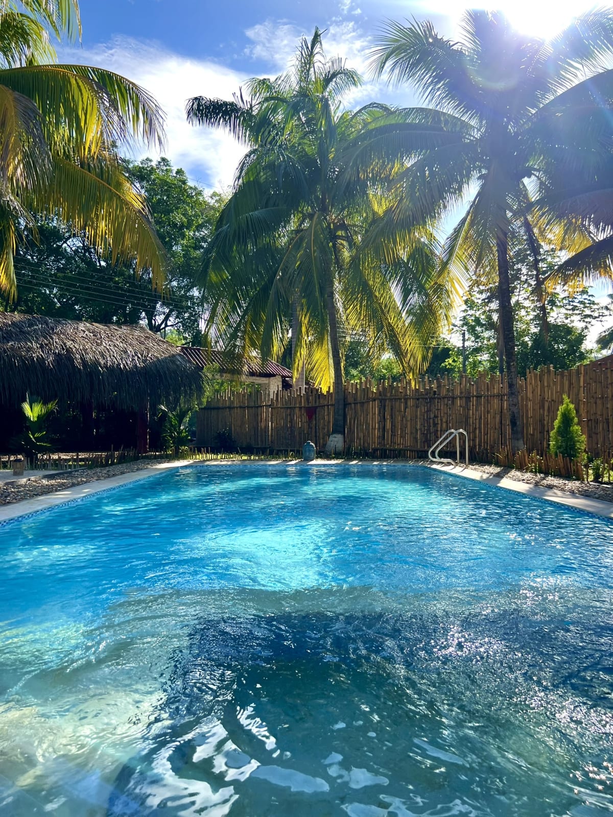 Villa Bali Melgar — piscina privada de 15x6 metros con mini playa de arena y zona tropical
