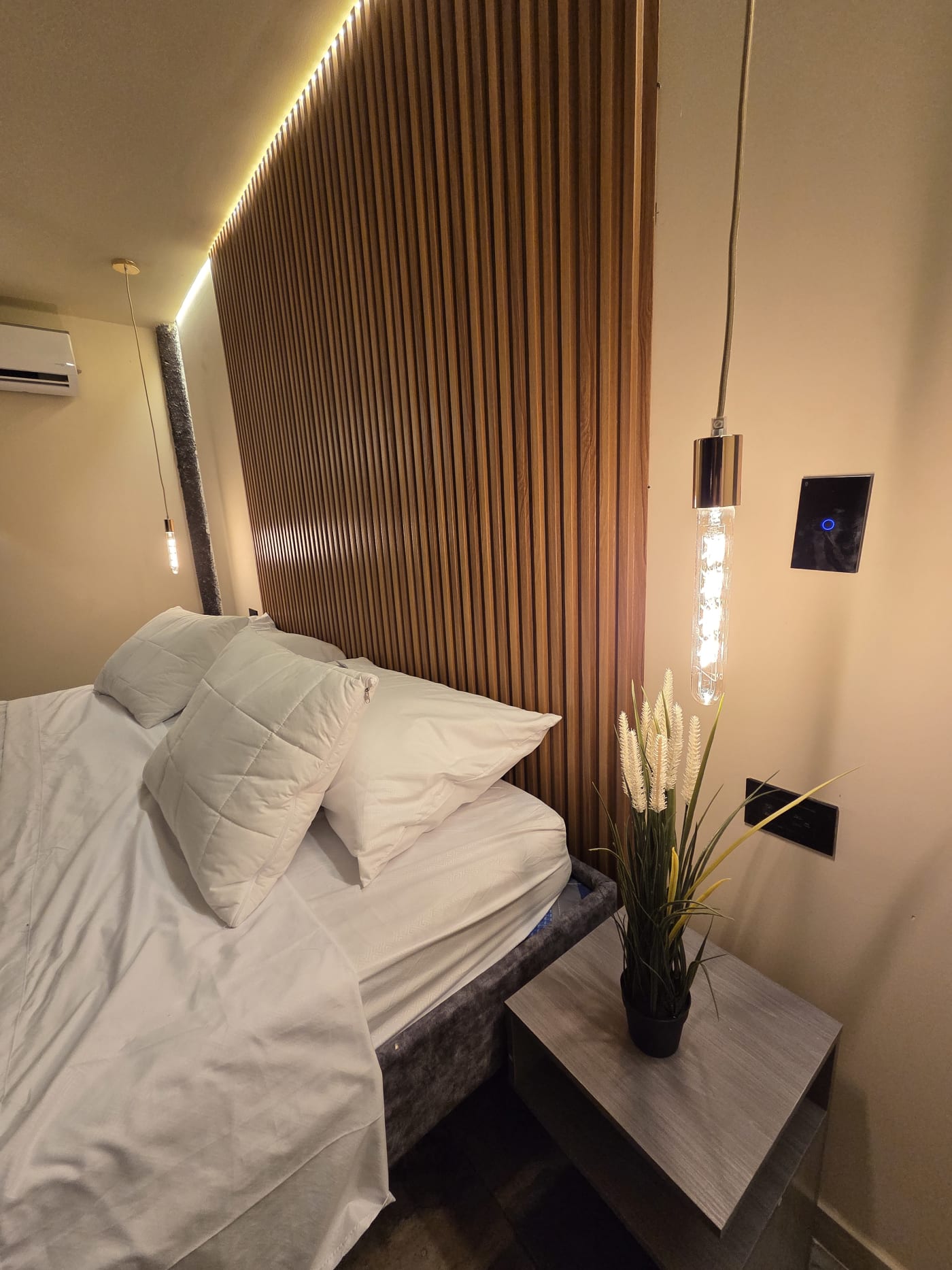 Villa Amalfitana piscina privada iluminada de noche para parejas románticas en Melgar Tolima