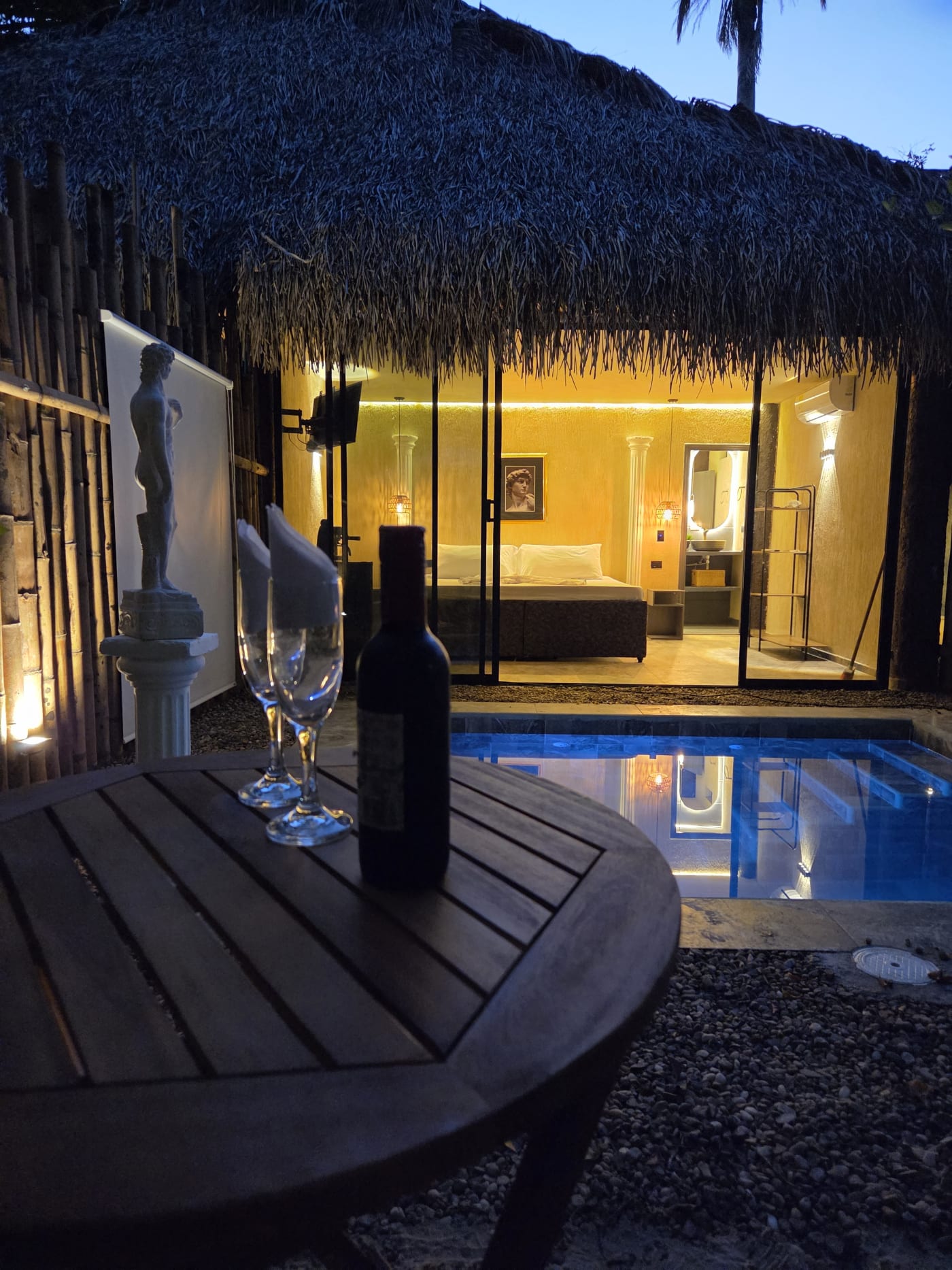 Villa Viscaya jacuzzi privado iluminado de noche para parejas en Melgar Tolima