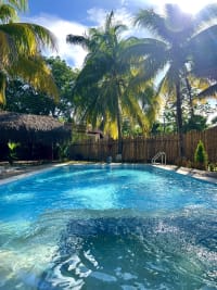 Finca piscina Melgar — Villa Bali con piscina 15x6m y mini playa privada para grupos