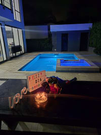 Villa Mediterránea exterior iluminada de noche Melgar