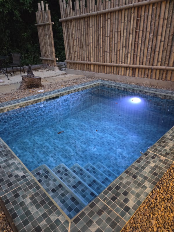 Piscina miniplaya privada Villa Amalfitana durante el día Melgar