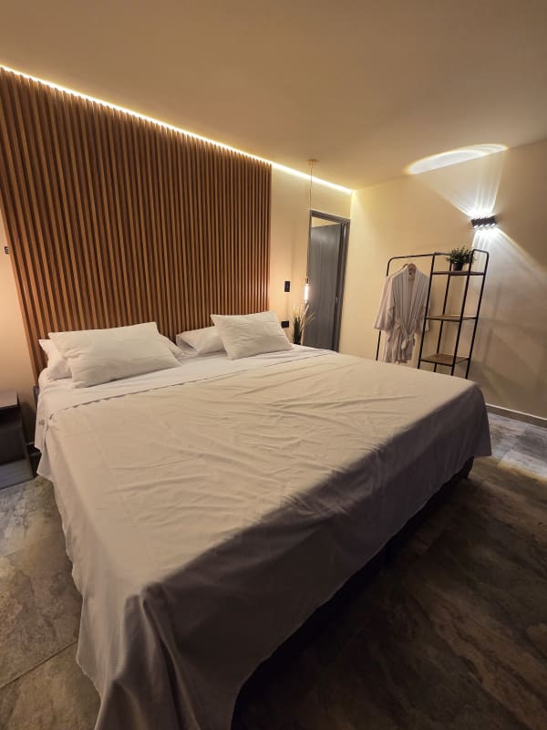 Suite king size cama dosel Villa Amalfitana Melgar Tolima