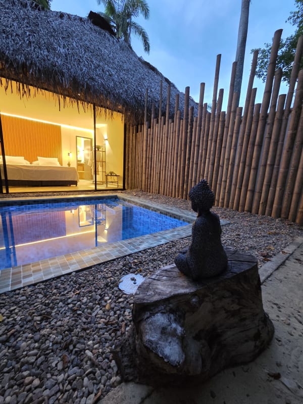 Baño de diseño doble lavamanos Villa Amalfitana Melgar lujo parejas