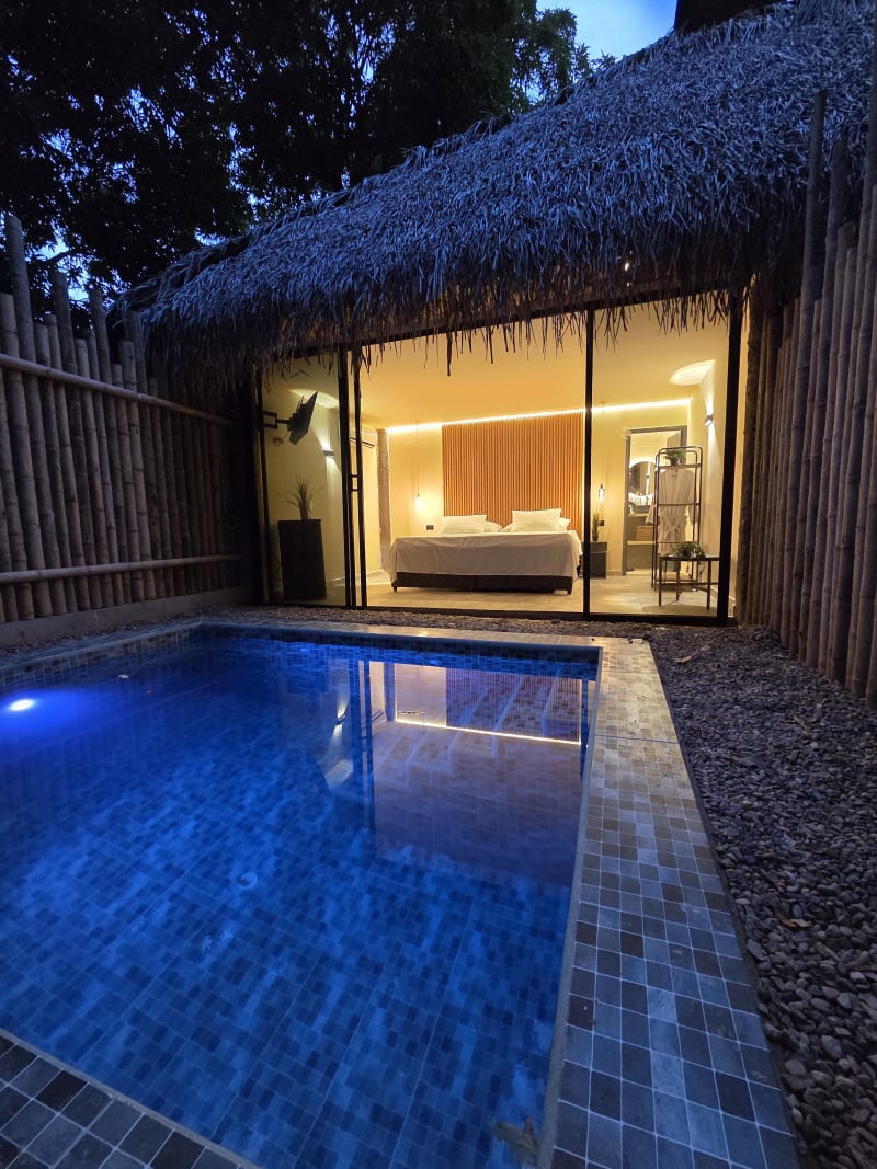 Desayuno con vista a la piscina privada villa romántica Melgar parejas