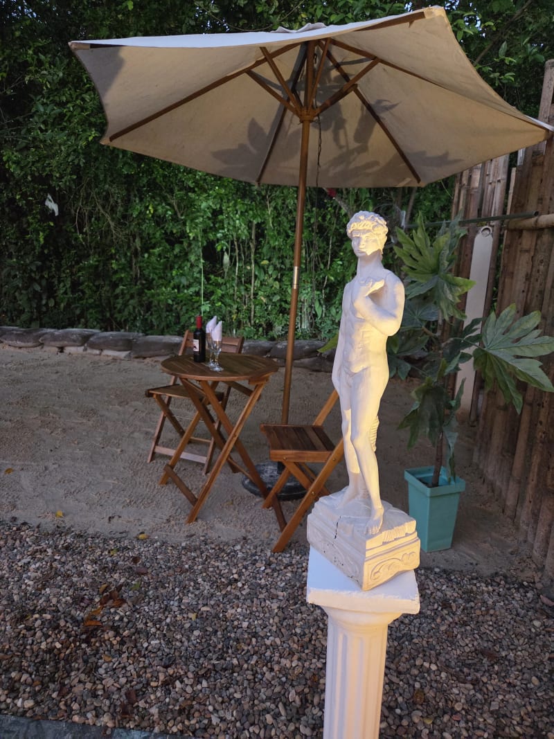 Chimenea al aire libre y mini cine Villa Viscaya Melgar Tolima noche romántica