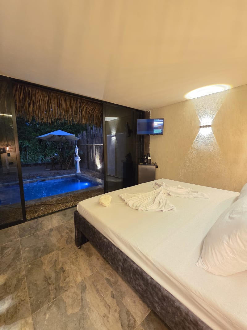 Piscina jacuzzi iluminada de noche para parejas en Melgar Tolima plan romántico