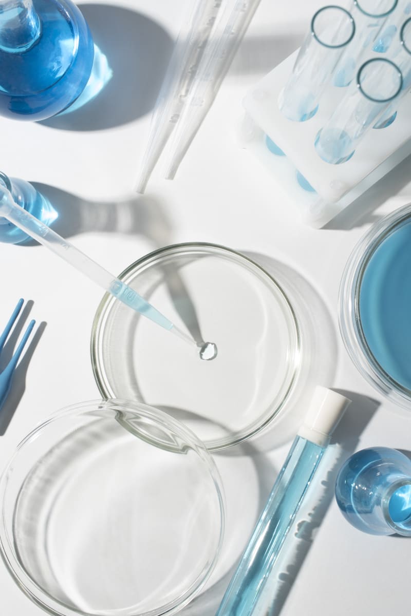 Desarrollo de fórmulas cosméticas con cajas de Petri y pipeta en Tecnolabs