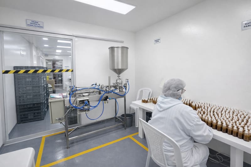 Línea de llenado de Tecnolabs envasando frascos gotero de producto cosmético