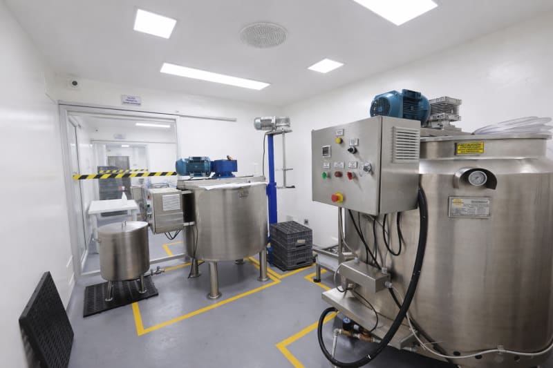Sala de mezcla del laboratorio Tecnolabs con tanques de acero inoxidable para la fabricación de cosméticos