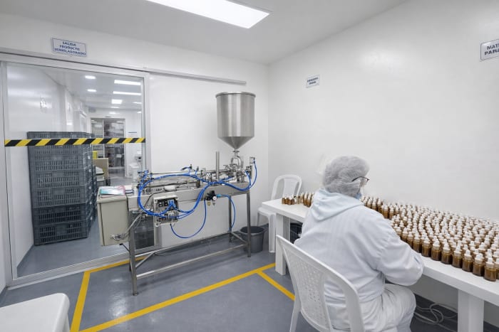 Tanques mezcladores industriales planta producción cosmética Laboratorios Tecnolabs