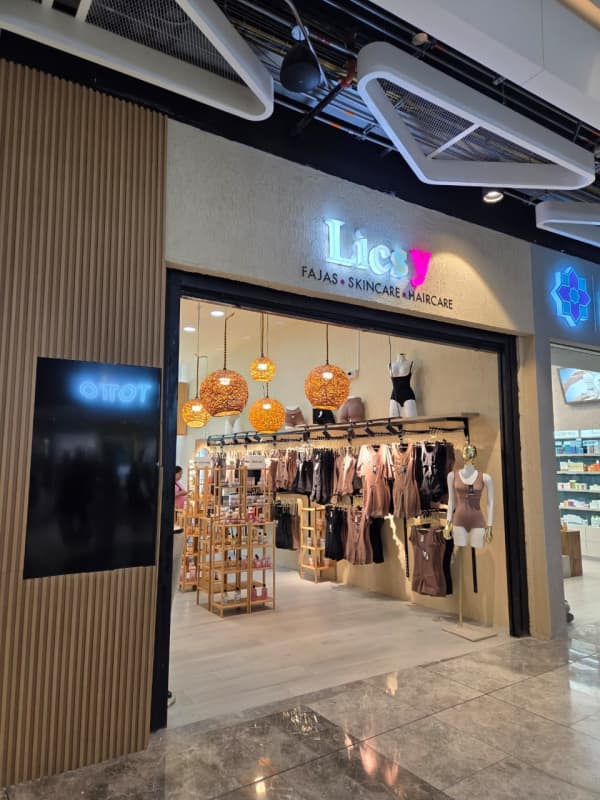 Tienda propia Licsy Flagship en centro comercial de Bogotá — fajas y cosméticos del fabricante