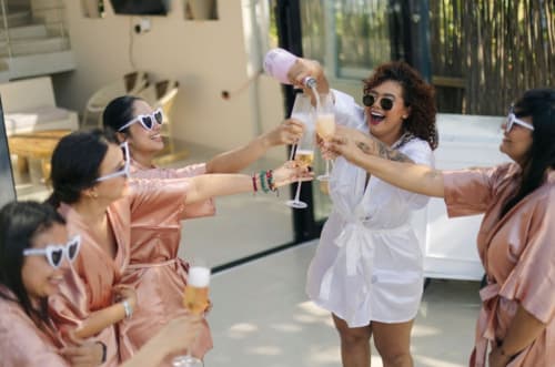 The bride and her bridesmaids - real wedding held at Villa Lotus Tolú, Colombia