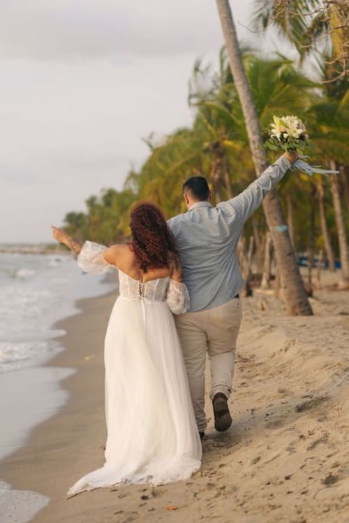 Newlyweds on the beach - real wedding held at Villa Lotus Tolú, Colombia