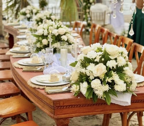 White flower centerpieces - real wedding held at Villa Lotus Tolú, Colombia