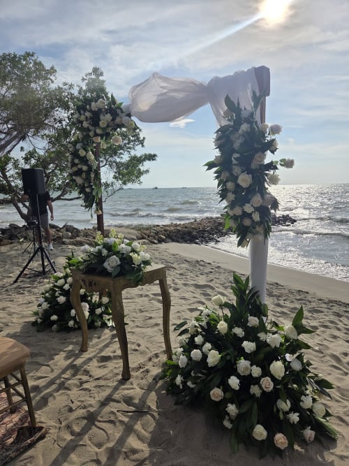 Floral arch facing the sea - real wedding held at Villa Lotus Tolú, Colombia