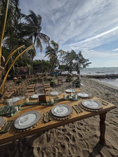 Tables facing the sea - real wedding held at Villa Lotus Tolú, Colombia
