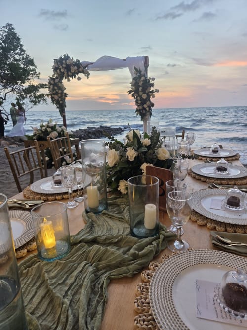 Table at sunset - real wedding held at Villa Lotus Tolú, Colombia