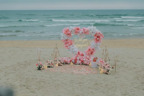 Pareja romántica en playa privada del Caribe colombiano al atardecer, pedida de mano en Lotus Beach House