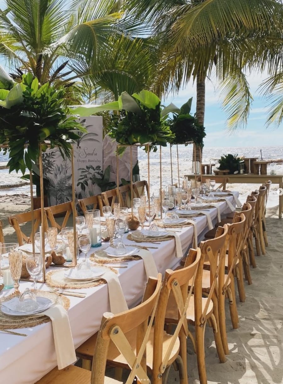 Mesa de recepción decorada elegantemente para boda de lujo en playa privada Lotus Beach House Tolú