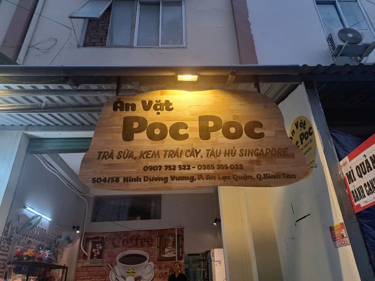 Bảng hiệu gỗ quán ăn vặt mang phong cách mộc mạc và gần gũi