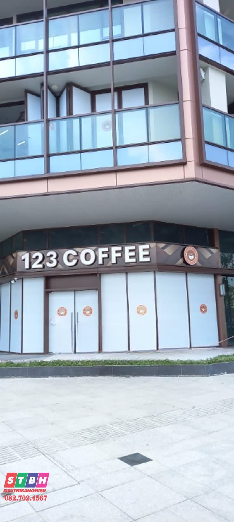 Bảng hiệu 123 Coffee
