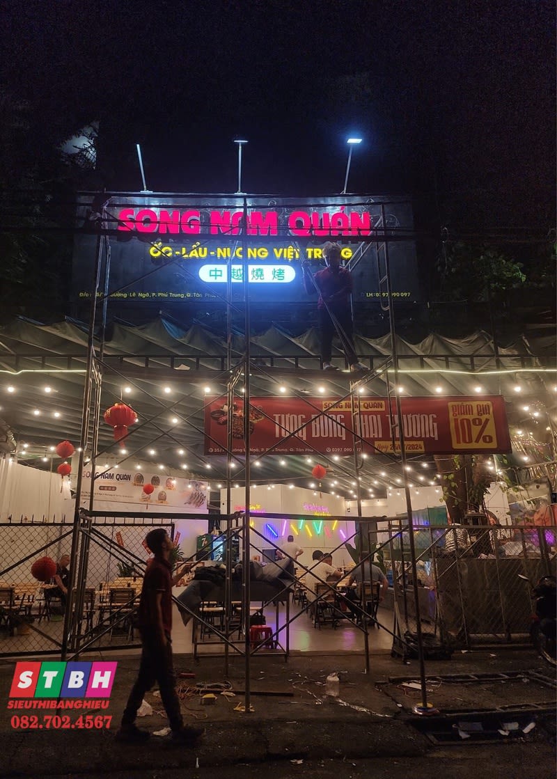 Bảng hiệu song nem