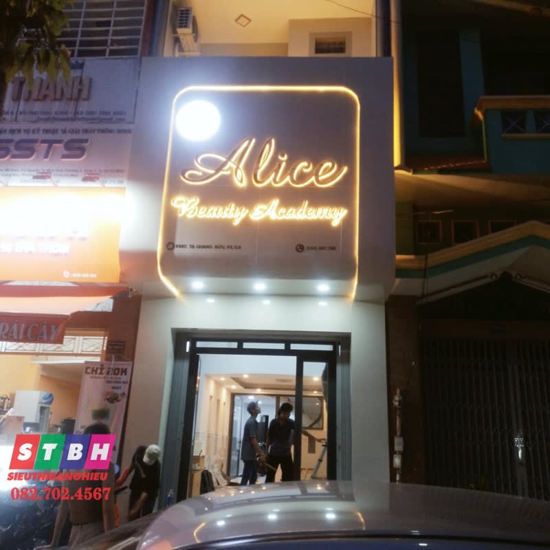 Bảng hiệu Academy Alice