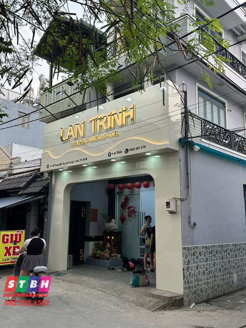 Bảng hiệu nial Lan Trinh