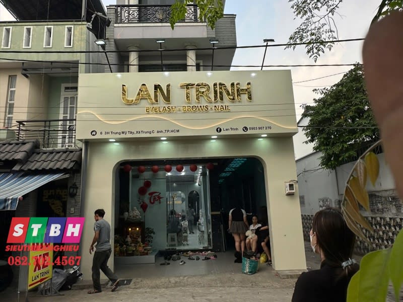 Bảng hiệu Lan Trinh