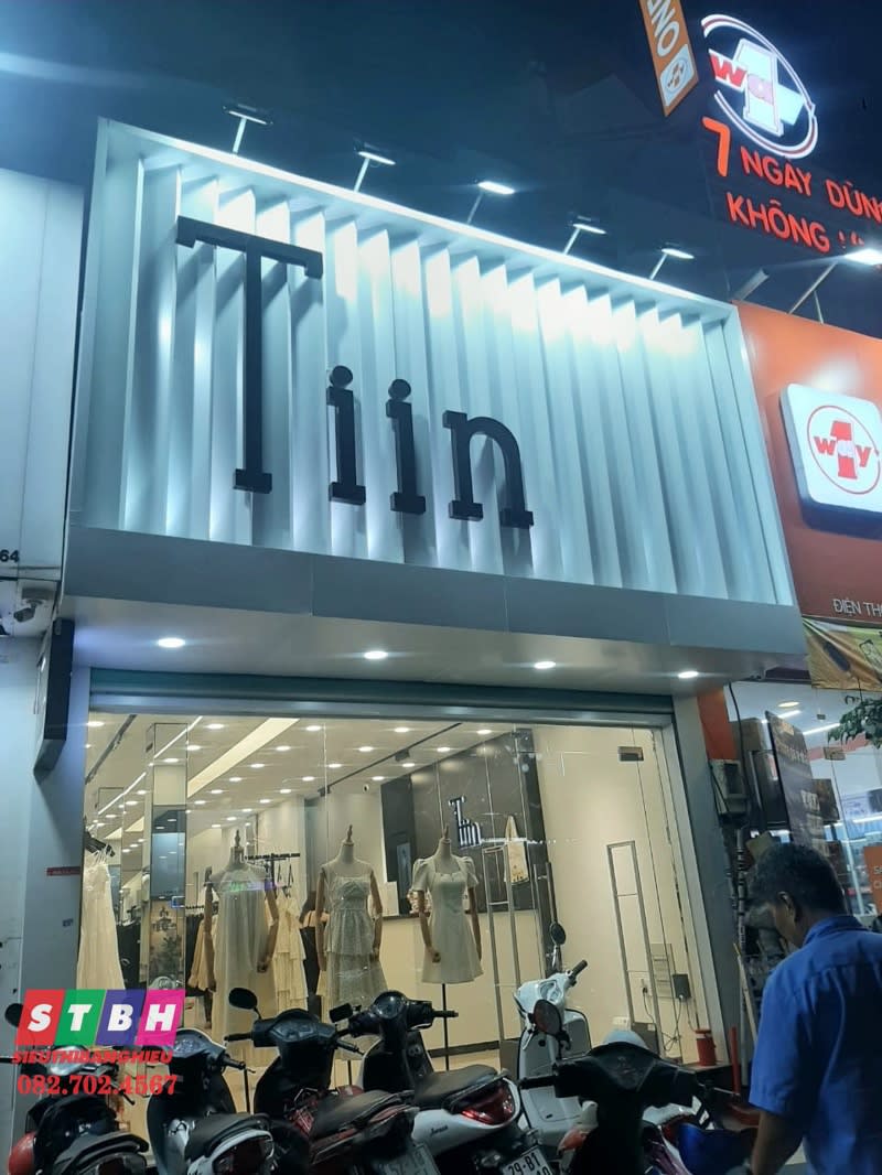 Bảng hiệu shop thời trang thiết kế hiện đại, phù hợp giới trẻ