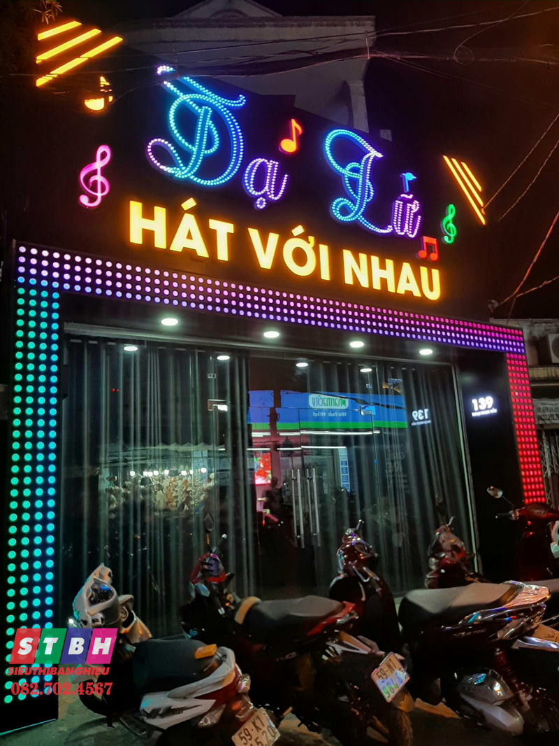 Bảng hiệu karaoke Dạ Lữ