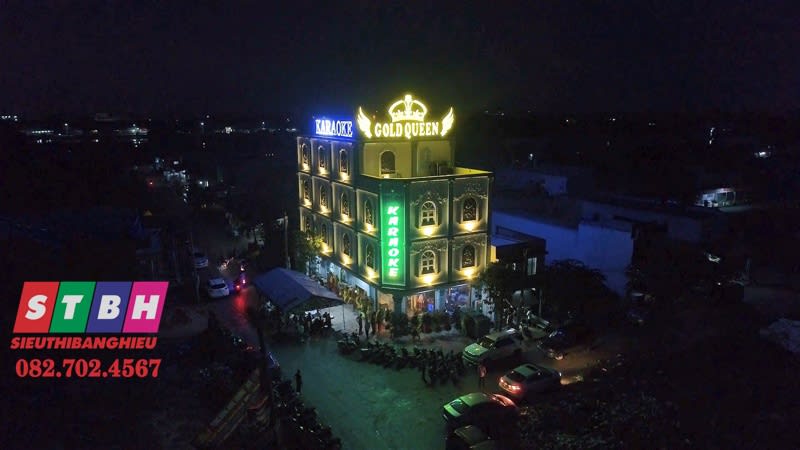 Bảng hiệu karaoke Gold Queen