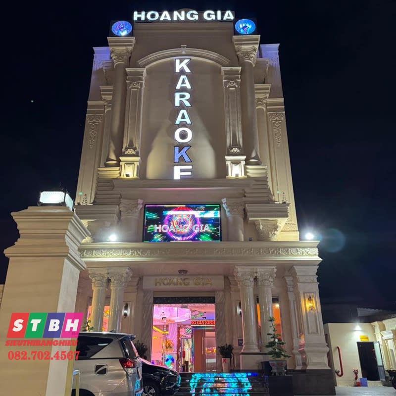 Bảng hiệu karaoke Hoàng Gia