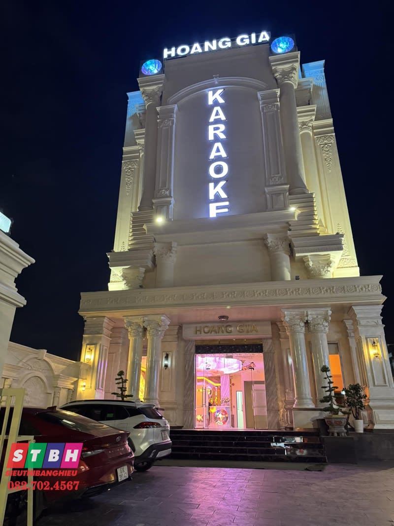 Bảng hiệu karaoke Hoàng Gia