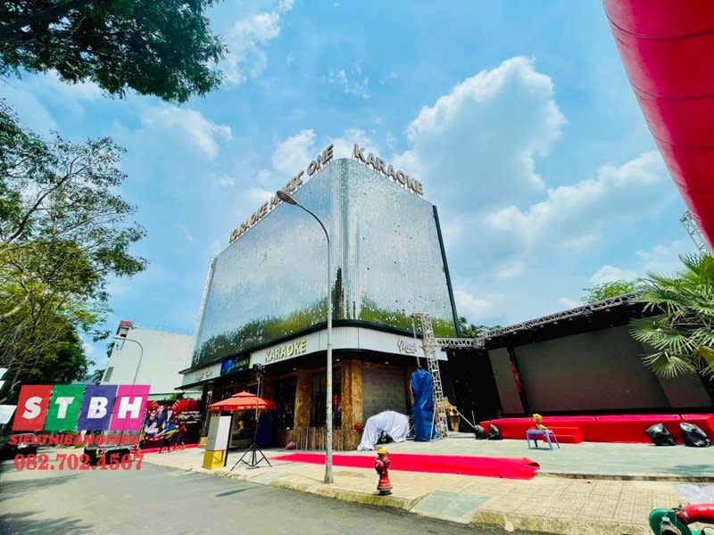 Bảng hiệu karaoke One