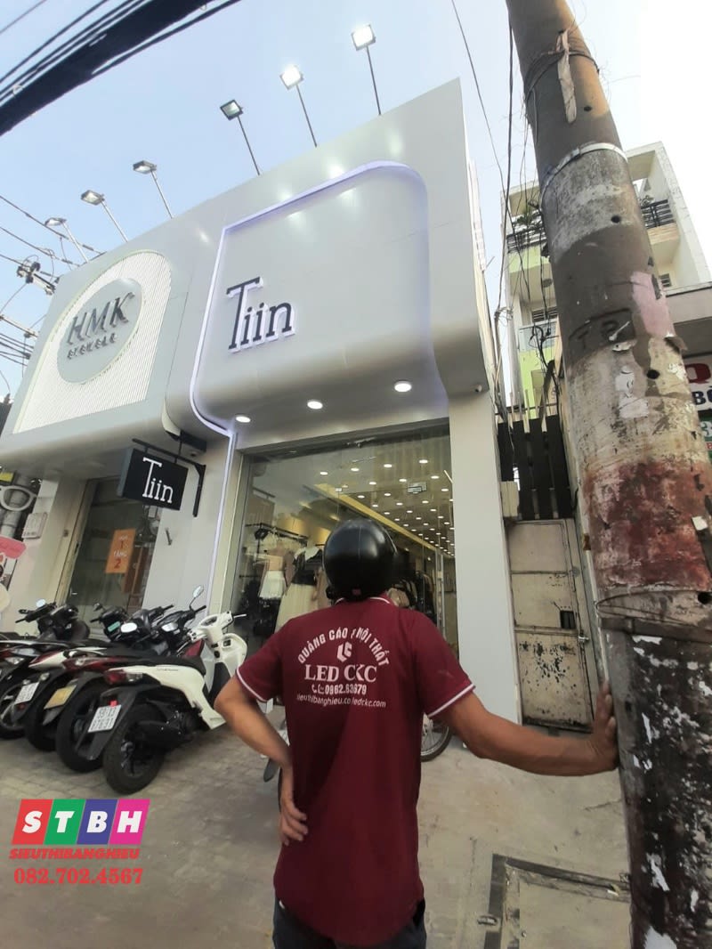Chử nổi mica led Tiin