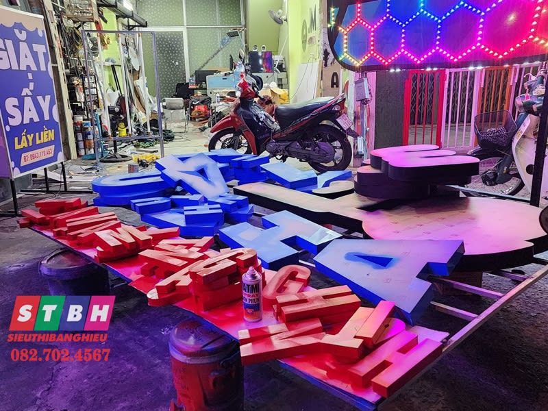 Chử nổi alu tại xưởng