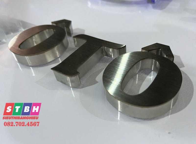 Chử nổi inox trắng xước oto
