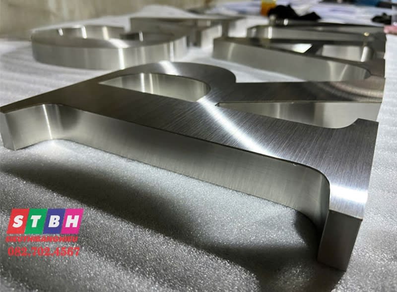 Chử nổi inox trắng xước