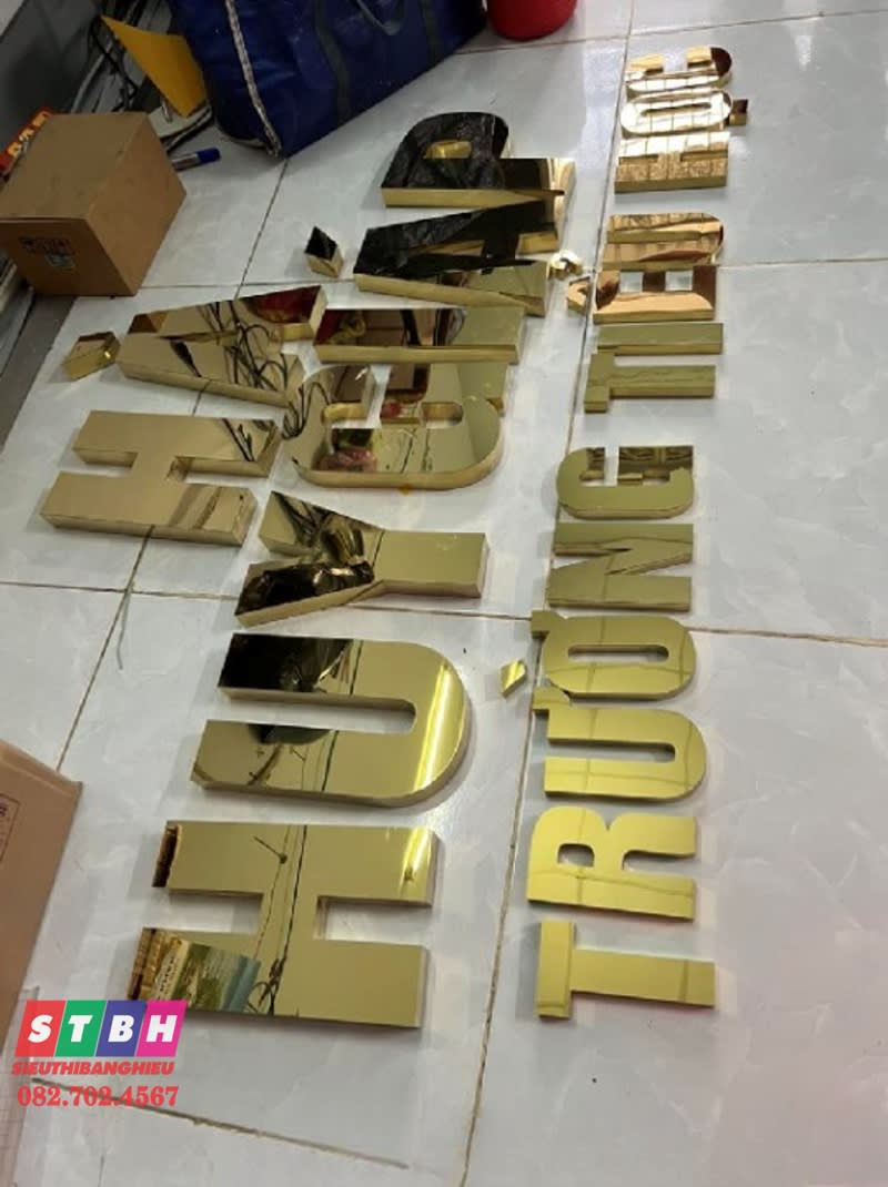 Chử nổi inox vàng gương Hà